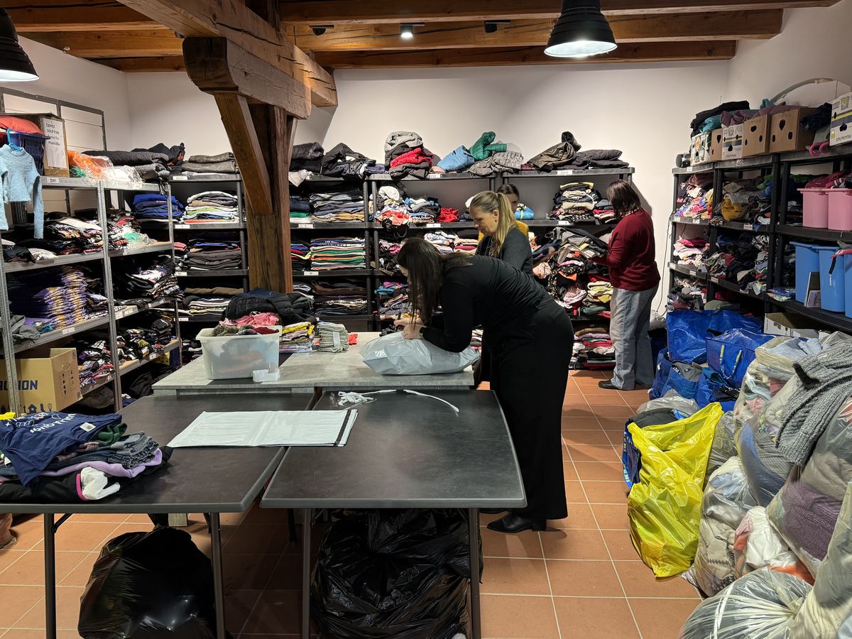 Dobrovolníci v provozu Oděvní banky